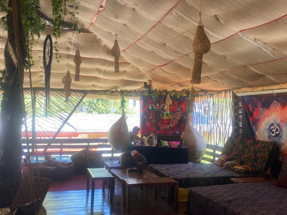 A Lounge Hostel And Cafe Ella Bagian luar foto
