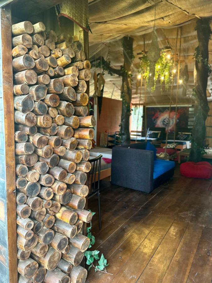 A Lounge Hostel And Cafe Ella Bagian luar foto