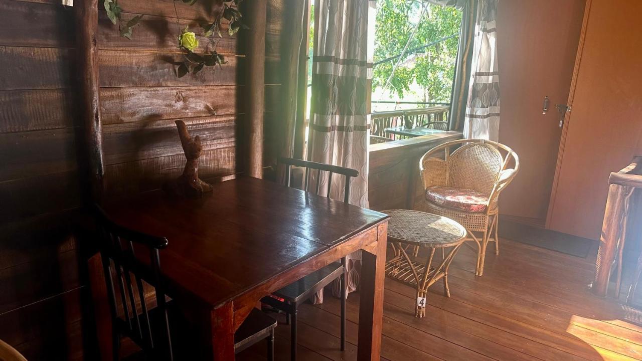 A Lounge Hostel And Cafe Ella Bagian luar foto