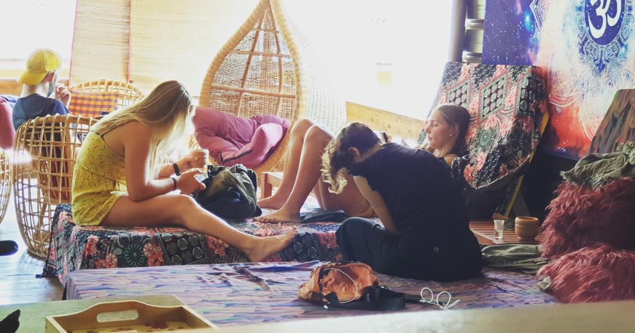 A Lounge Hostel And Cafe Ella Bagian luar foto