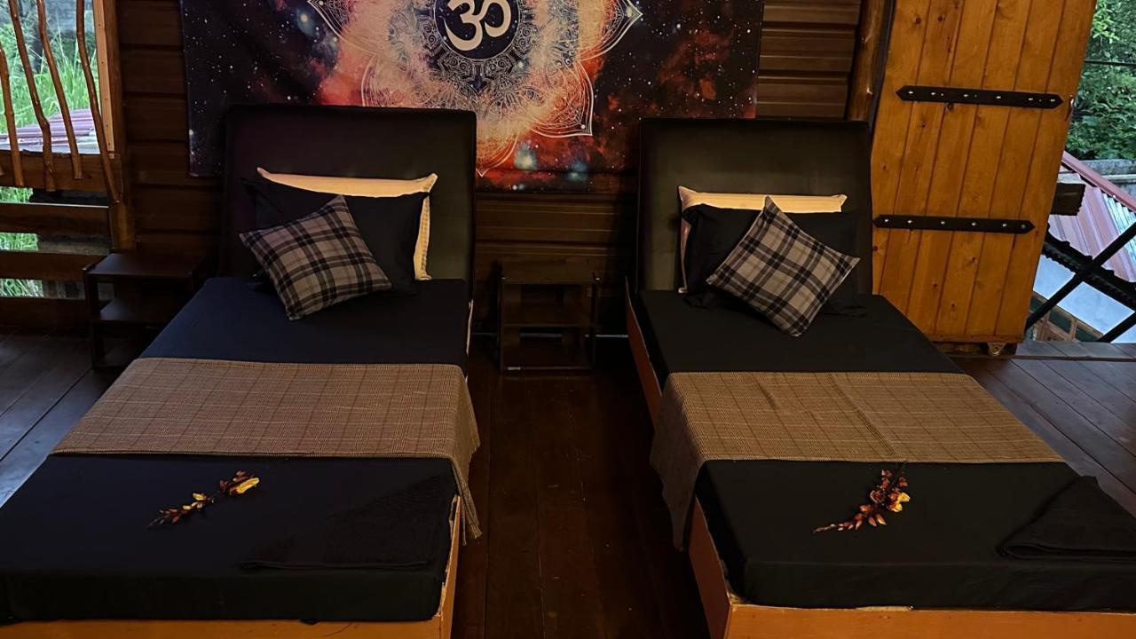 A Lounge Hostel And Cafe Ella Bagian luar foto