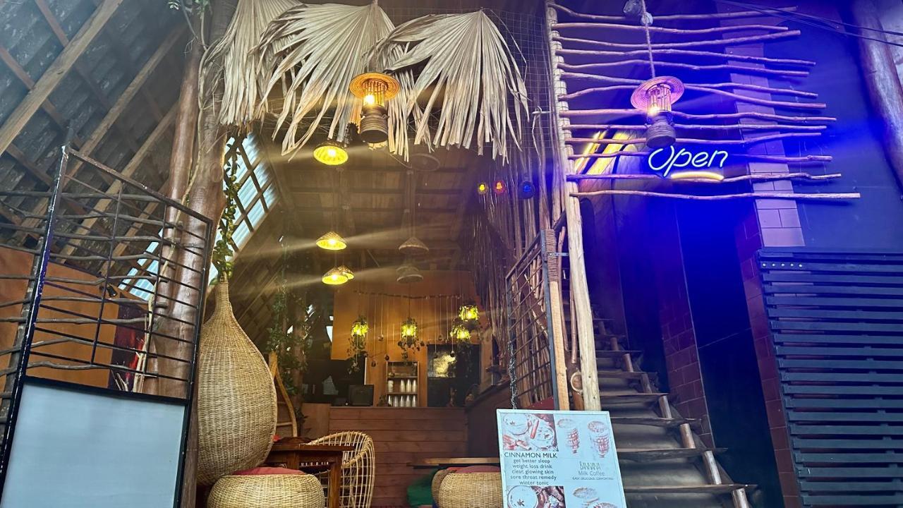 A Lounge Hostel And Cafe Ella Bagian luar foto