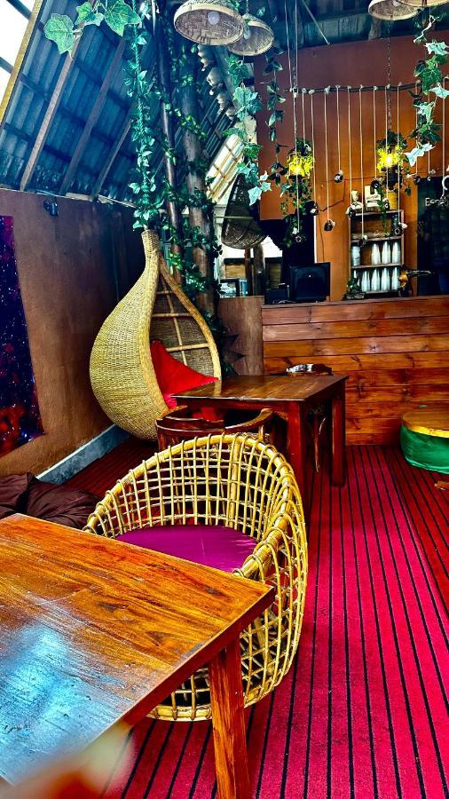 A Lounge Hostel And Cafe Ella Bagian luar foto