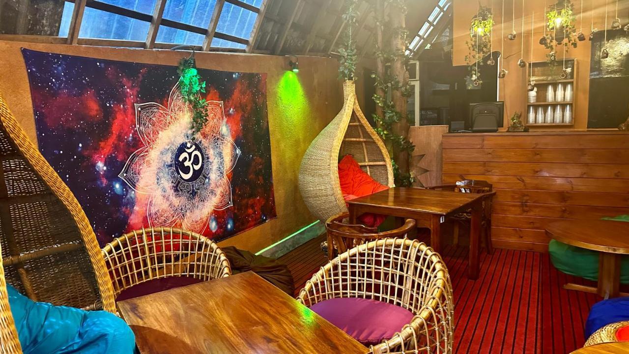 A Lounge Hostel And Cafe Ella Bagian luar foto