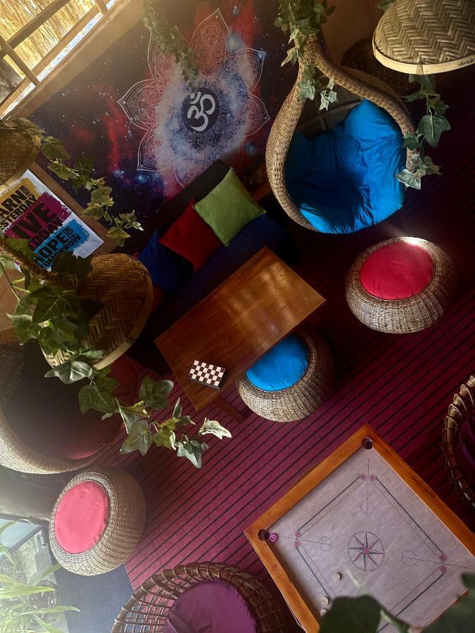 A Lounge Hostel And Cafe Ella Bagian luar foto