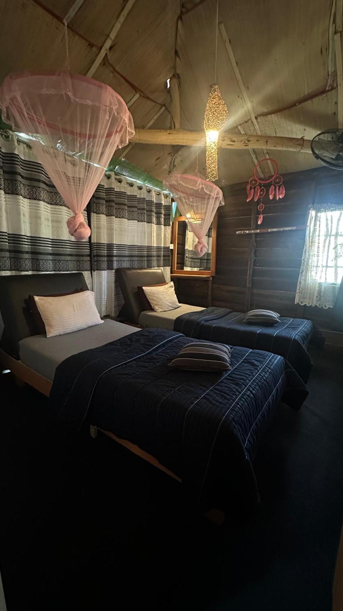 A Lounge Hostel And Cafe Ella Bagian luar foto