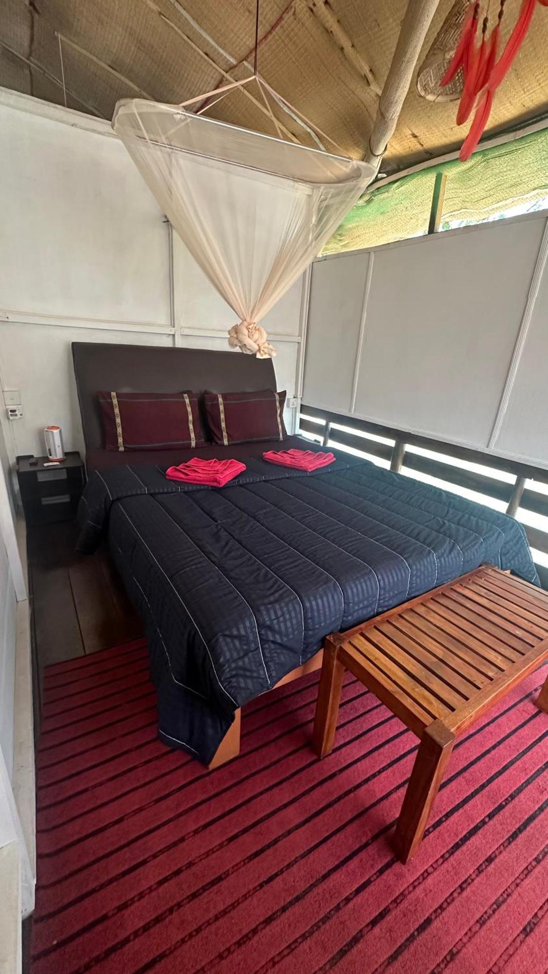 A Lounge Hostel And Cafe Ella Bagian luar foto