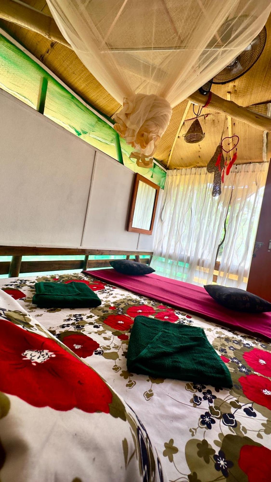 A Lounge Hostel And Cafe Ella Bagian luar foto