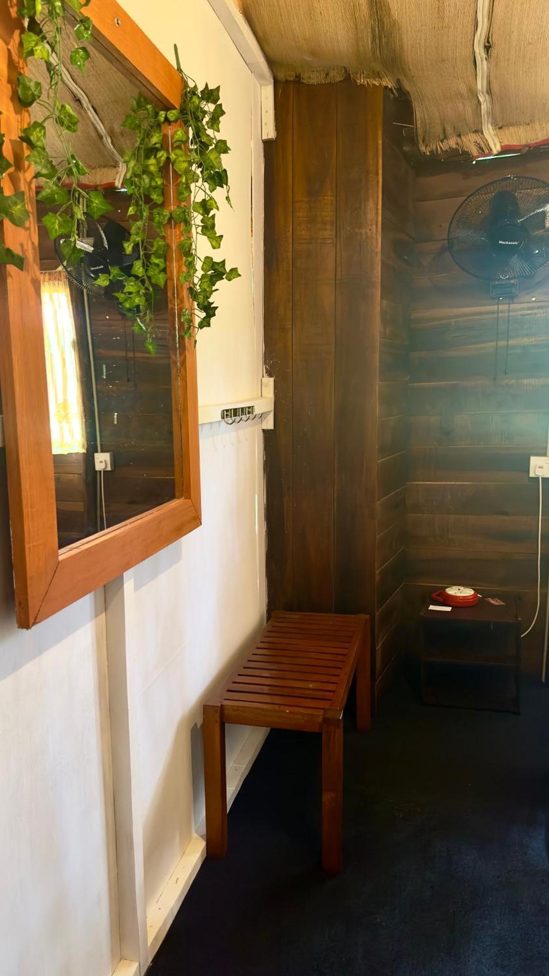 A Lounge Hostel And Cafe Ella Bagian luar foto
