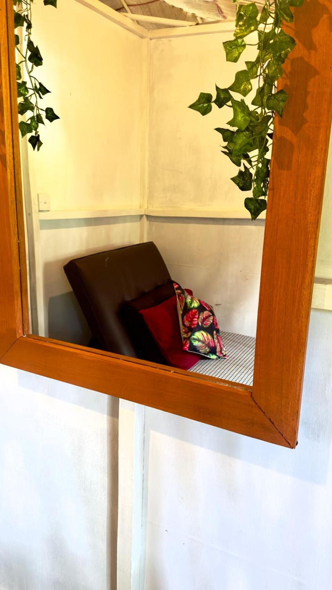 A Lounge Hostel And Cafe Ella Bagian luar foto
