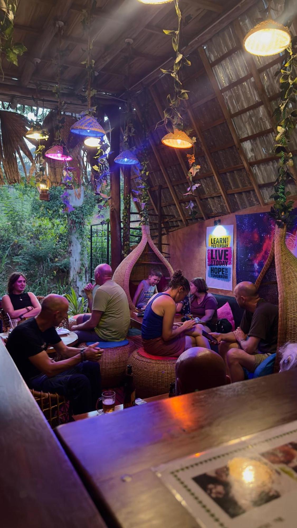 A Lounge Hostel And Cafe Ella Bagian luar foto