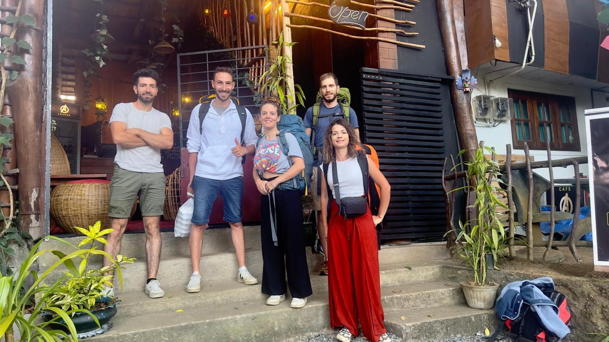 A Lounge Hostel And Cafe Ella Bagian luar foto