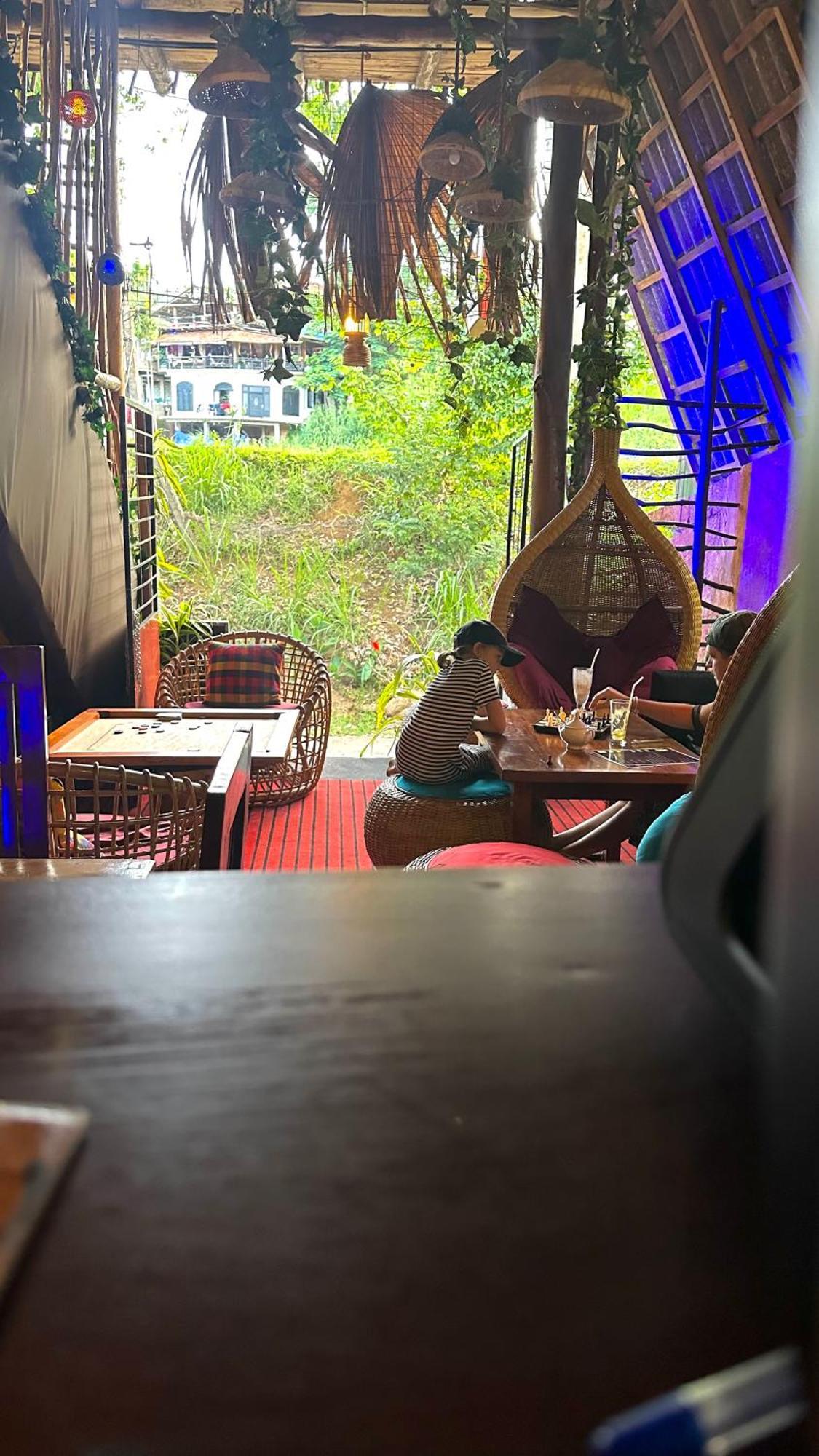 A Lounge Hostel And Cafe Ella Bagian luar foto
