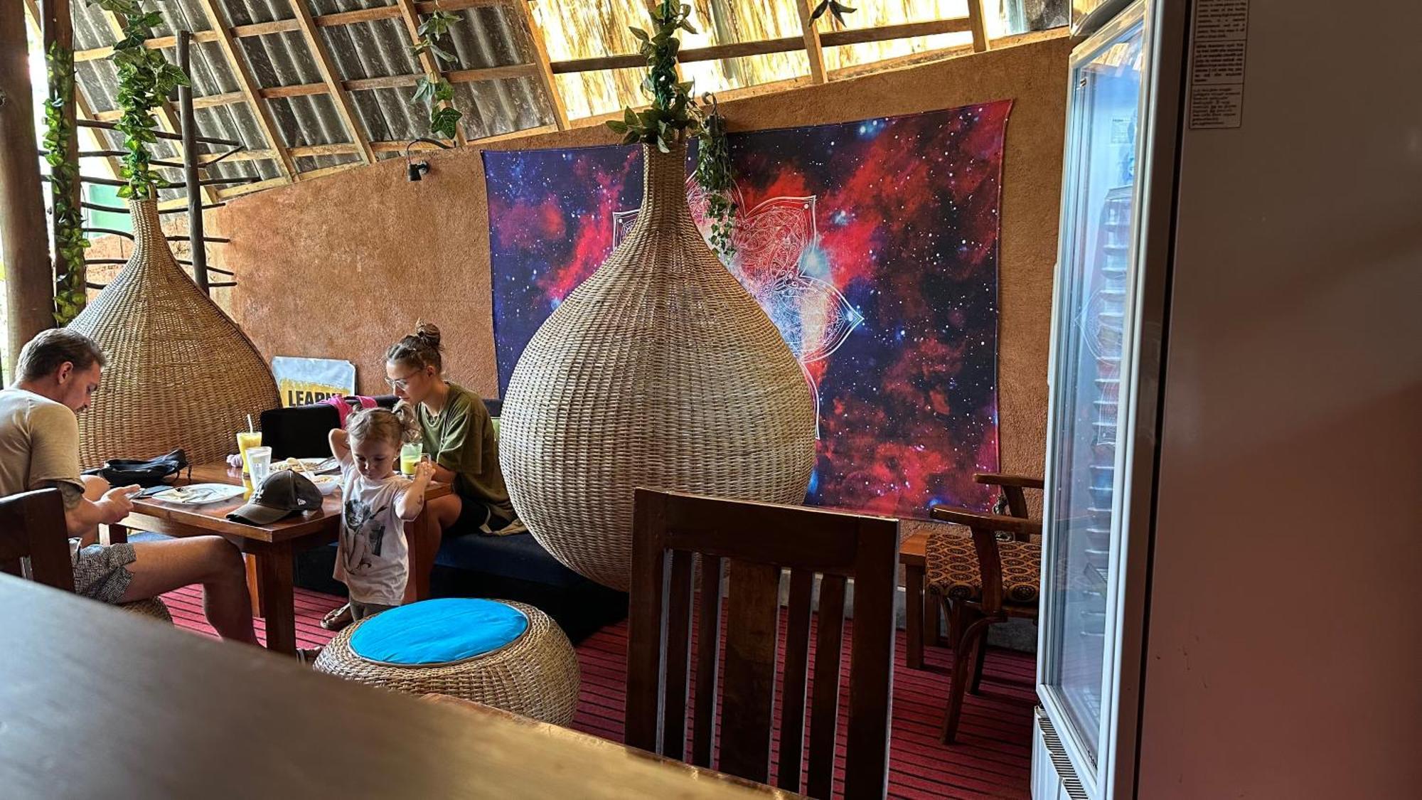 A Lounge Hostel And Cafe Ella Bagian luar foto