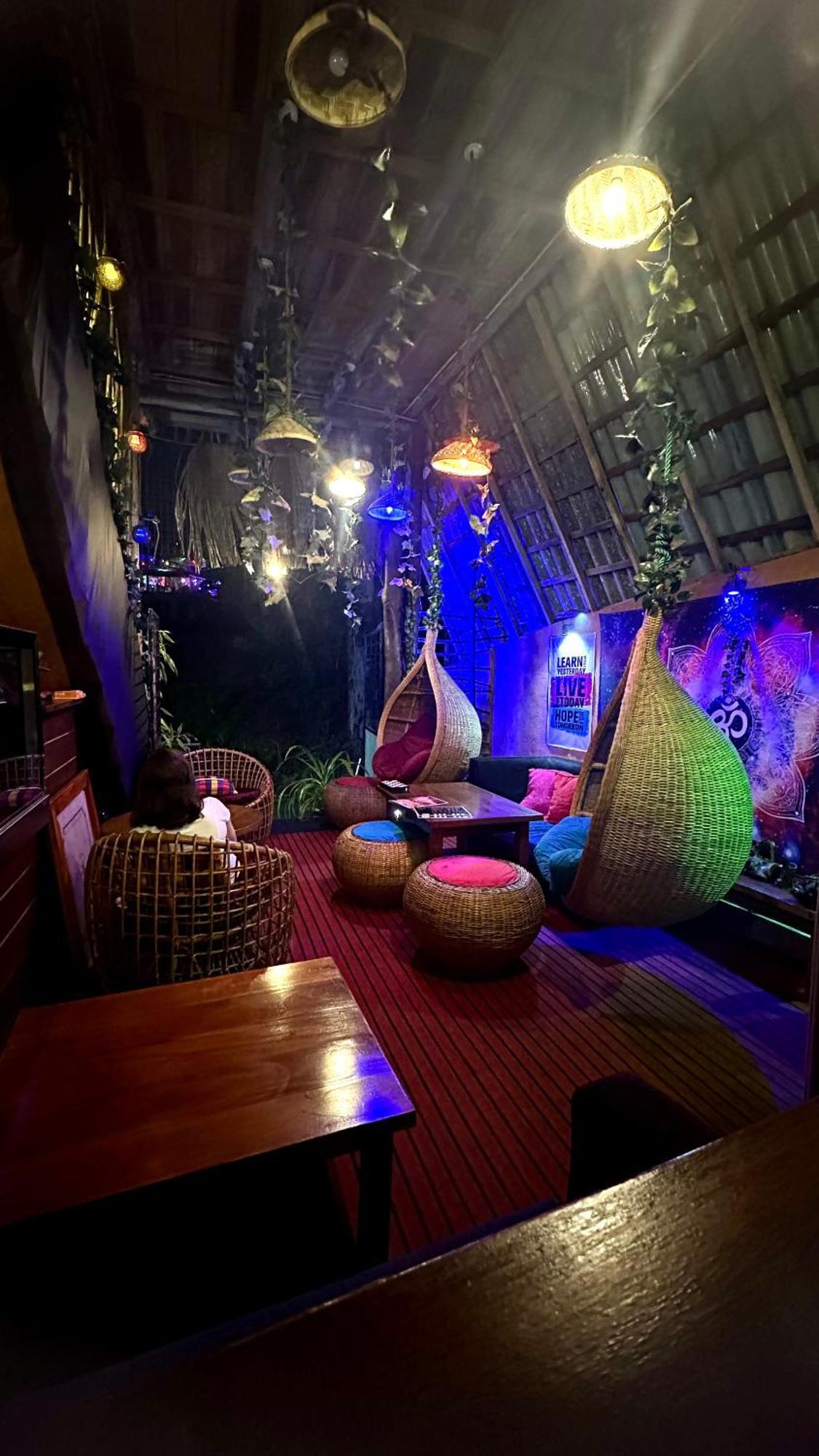 A Lounge Hostel And Cafe Ella Bagian luar foto