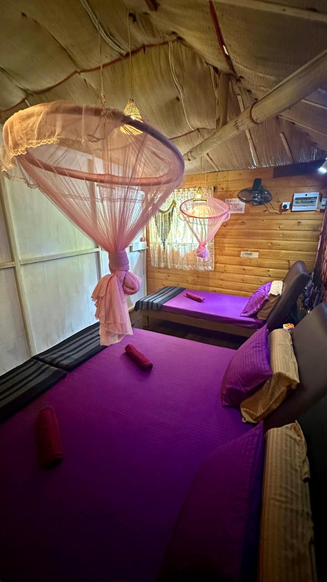 A Lounge Hostel And Cafe Ella Bagian luar foto