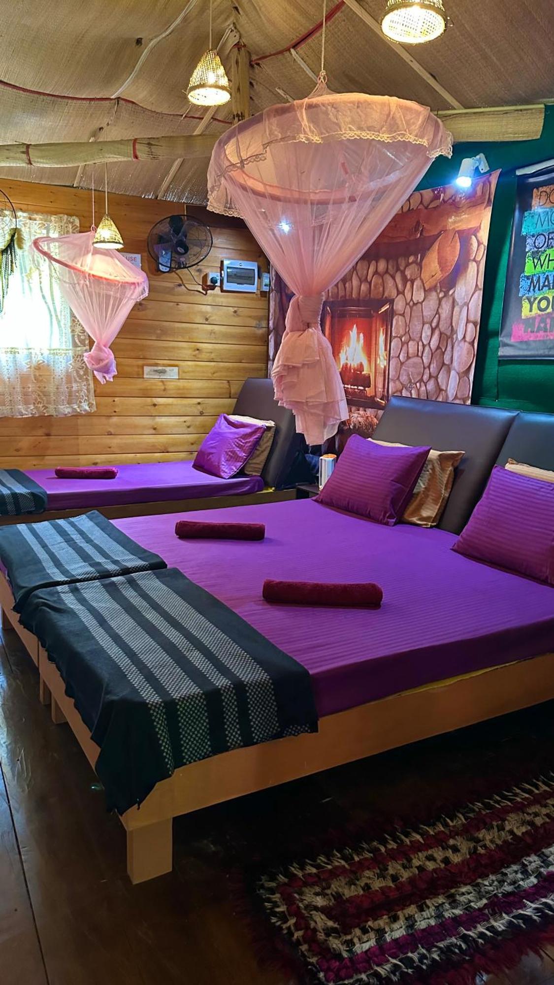 A Lounge Hostel And Cafe Ella Bagian luar foto