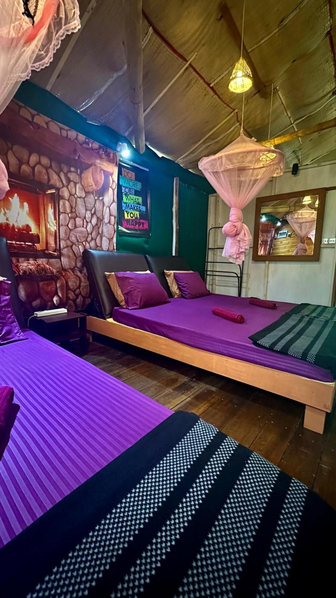A Lounge Hostel And Cafe Ella Bagian luar foto