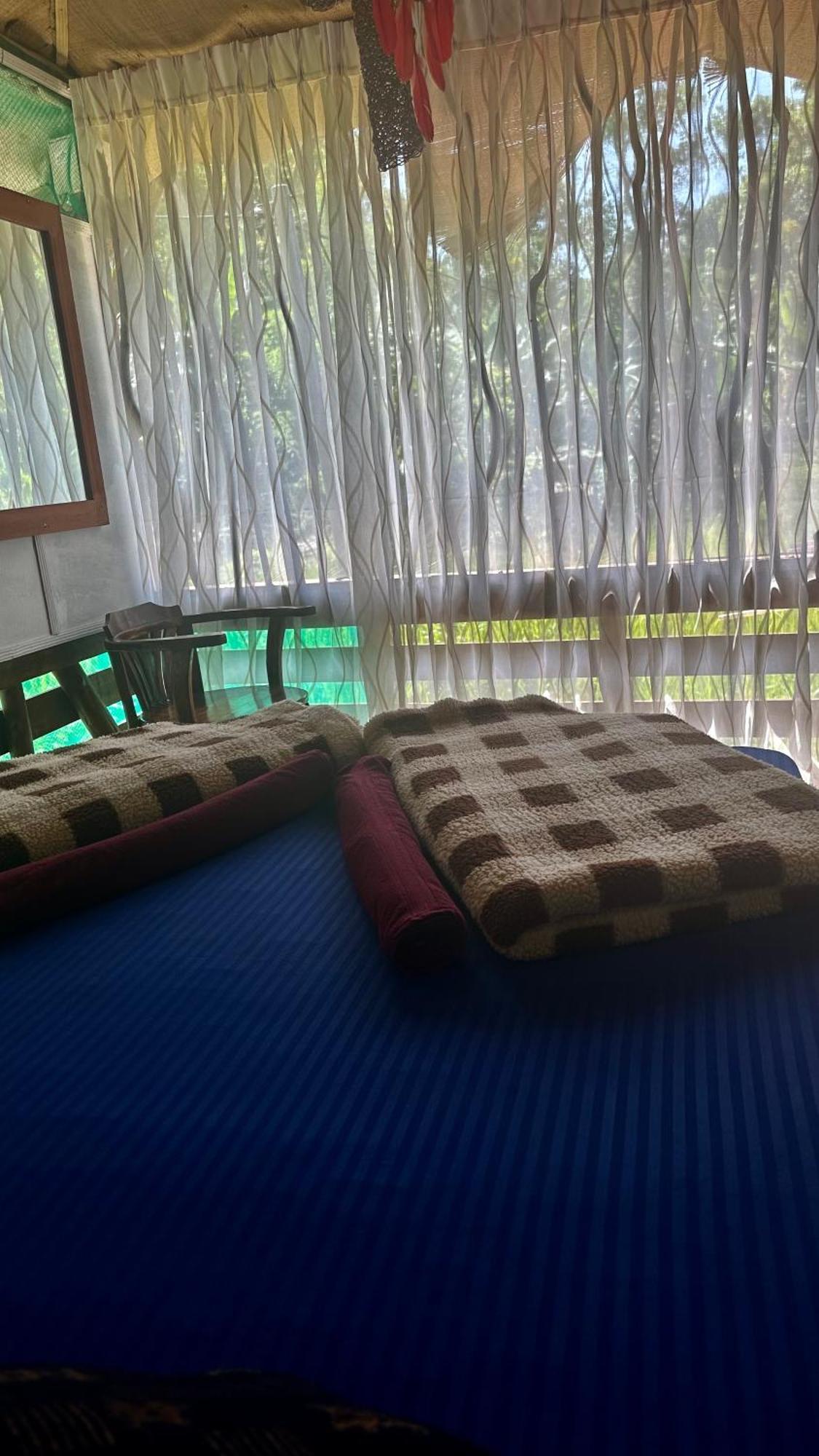 A Lounge Hostel And Cafe Ella Bagian luar foto