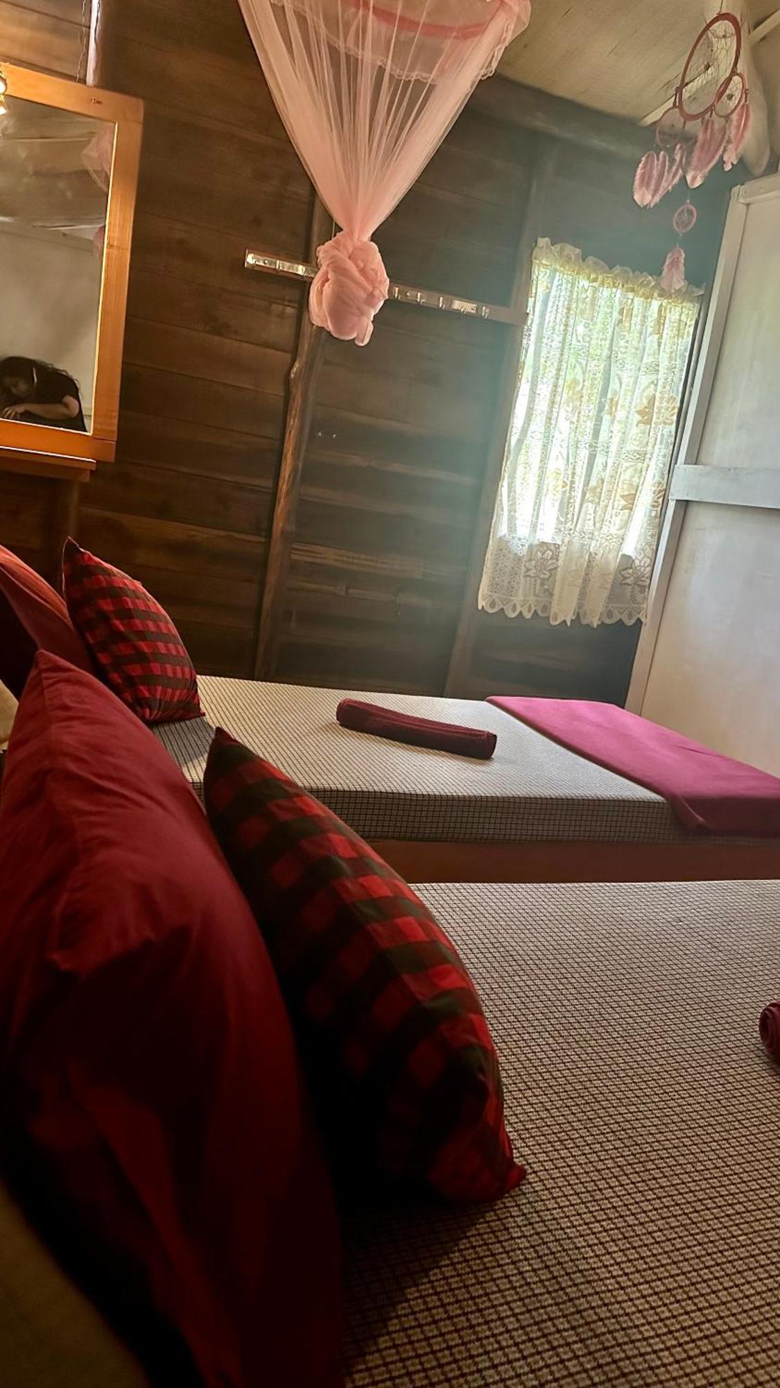A Lounge Hostel And Cafe Ella Bagian luar foto