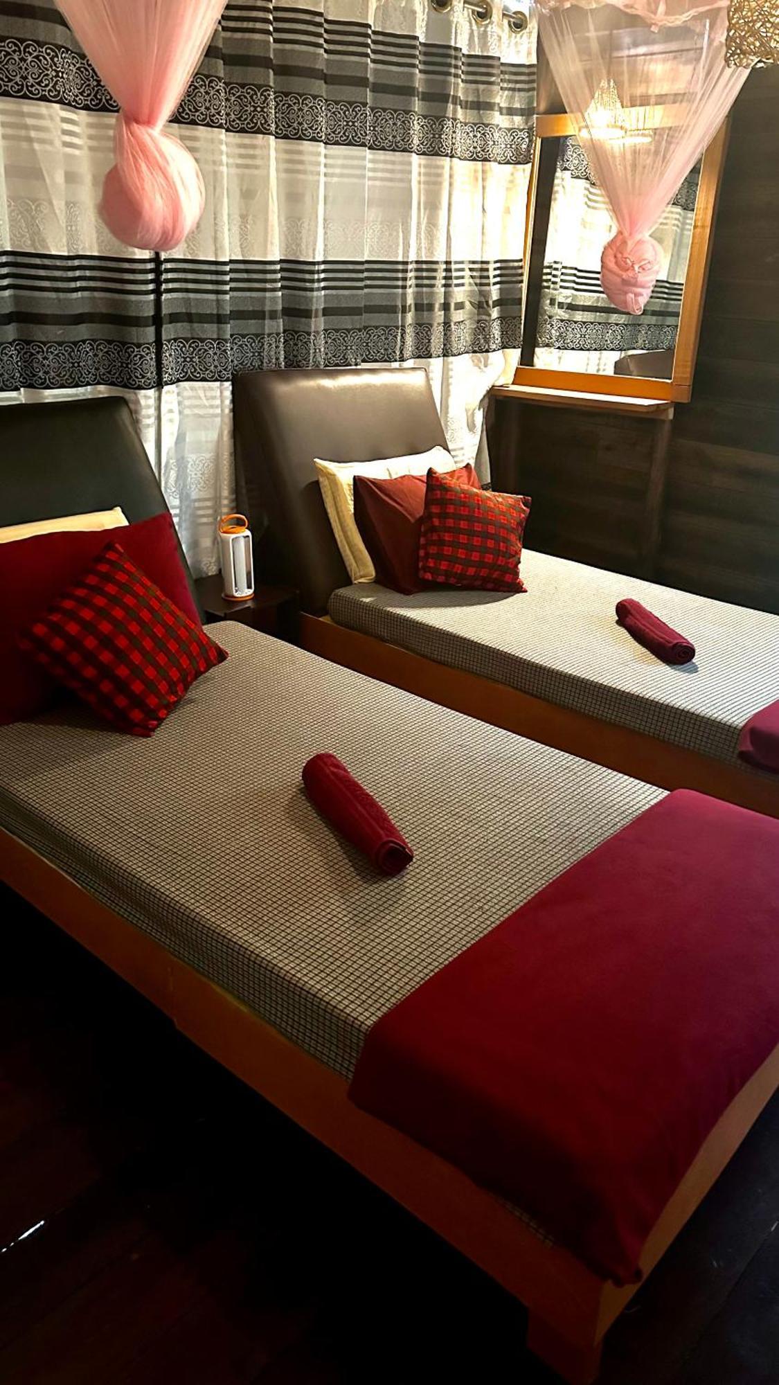 A Lounge Hostel And Cafe Ella Bagian luar foto