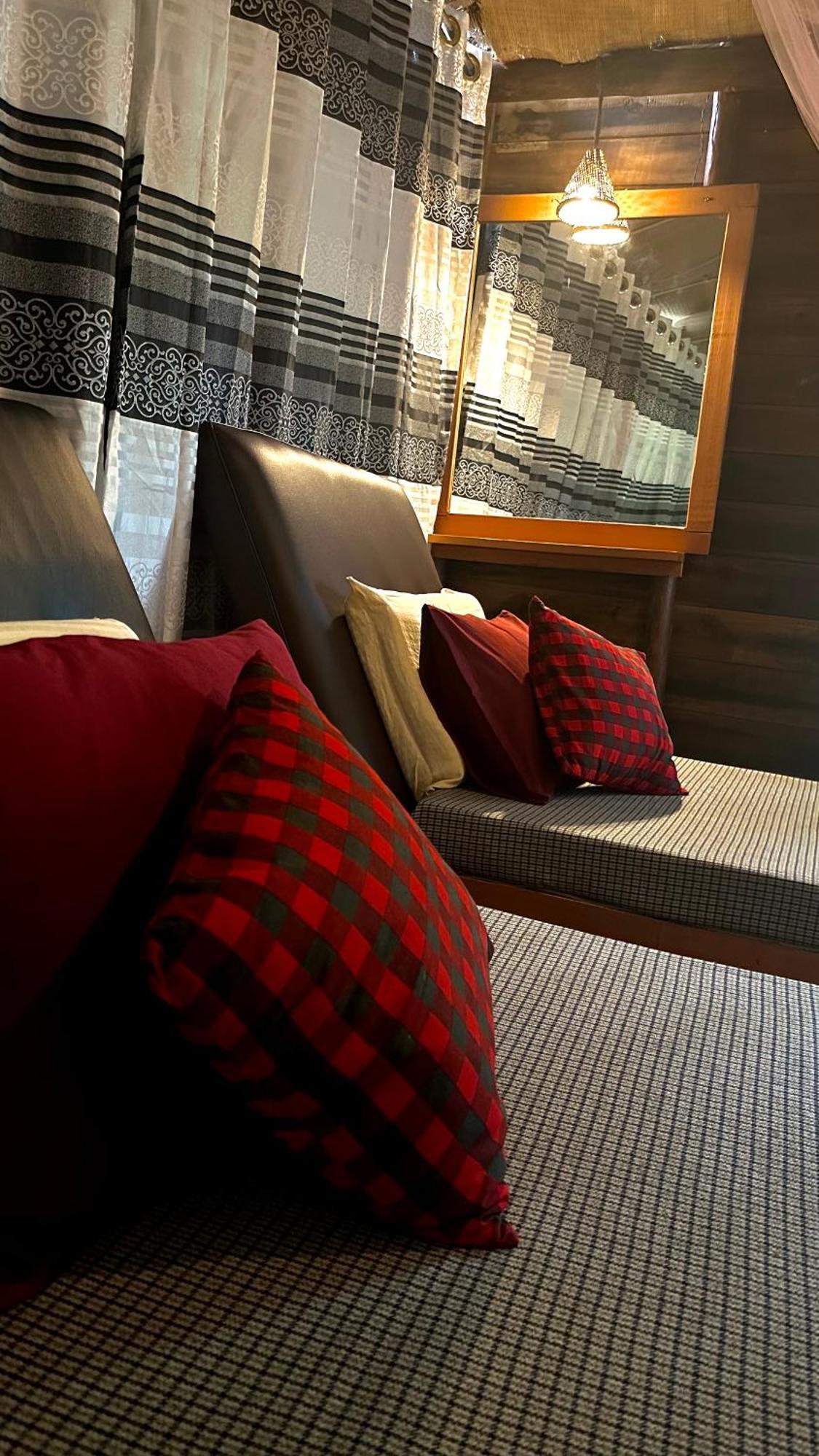 A Lounge Hostel And Cafe Ella Bagian luar foto